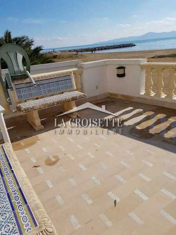 Villa S+8 pied dans l'eau à Carthage